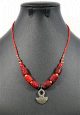 Collier ethnique artisanal 6 pierres cylindriques rouges 12x14mm agrémentées d'une breloque en forme de buste Collier ethnique artisanal 6 pierres cylindriques rouges 12x14mm agrementees d'une breloque en forme de buste