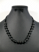 Collier ethnique artisanal 21 pierres noires de 1cm agrémenté de fines perles argentées Collier ethnique artisanal 21 pierres noires de 1cm agremente de fines perles argentees