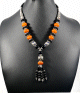 Collier ethnique artisanal avec pierres orange et noir agrémenté de breloques et d'armatures argentées Collier ethnique artisanal avec pierres orange et noir agremente de breloques et d'armatures argentees