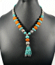 Collier ethnique artisanal avec pierres orange et turquoise agrémenté de breloques et d'armatures argentées Collier ethnique artisanal avec pierres orange et turquoise agremente de breloques et d'armatures argentees