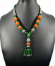 Collier ethnique artisanal avec pierres orange et vert agrémenté de breloques et d'armatures argentées Collier ethnique artisanal avec pierres orange et vert agremente de breloques et d'armatures argentees