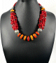Collier ethnique artisanal avec pierres orange et bordeaux agrémenté de breloques et d'armatures argentées Collier ethnique artisanal avec pierres orange et bordeaux agremente de breloques et d'armatures argentees