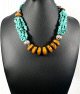 Collier ethnique artisanal avec pierres orange et turquoise agrémenté de breloques et d'armatures argentées Collier ethnique artisanal avec pierres orange et turquoise agremente de breloques et d'armatures argentees