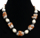 Collier ethnique artisanal imitation boules blanches agrémentées de quartz transparent et marron Collier ethnique artisanal imitation boules blanches agrementees de quartz transparent et marron