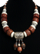 Collier ethnique artisanal disques marrons gravés et pierres blanches agrémenté de pièces argentées et breloques Collier ethnique artisanal disques marrons graves et pierres blanches agremente de pieces argentees et breloques